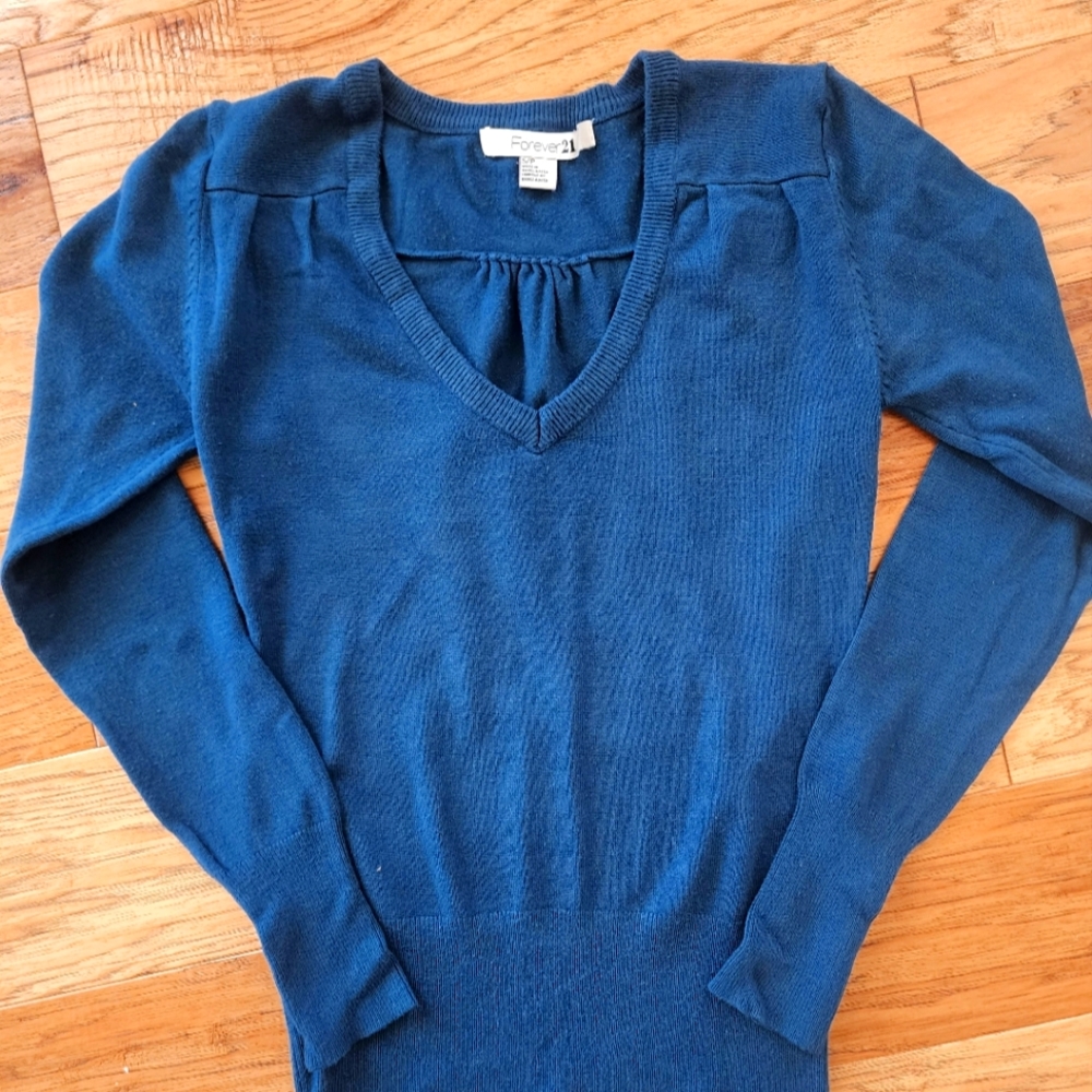 Sweater with ribbed band on hem